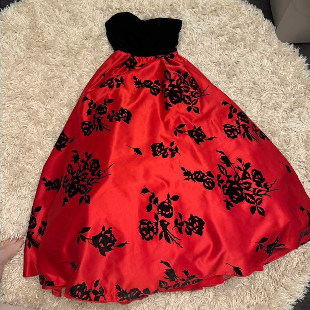 SHERRI HILL 51685 BLACK AND RED FLORAL BALLGOWN SIZE 4 - Picture 7 of 12